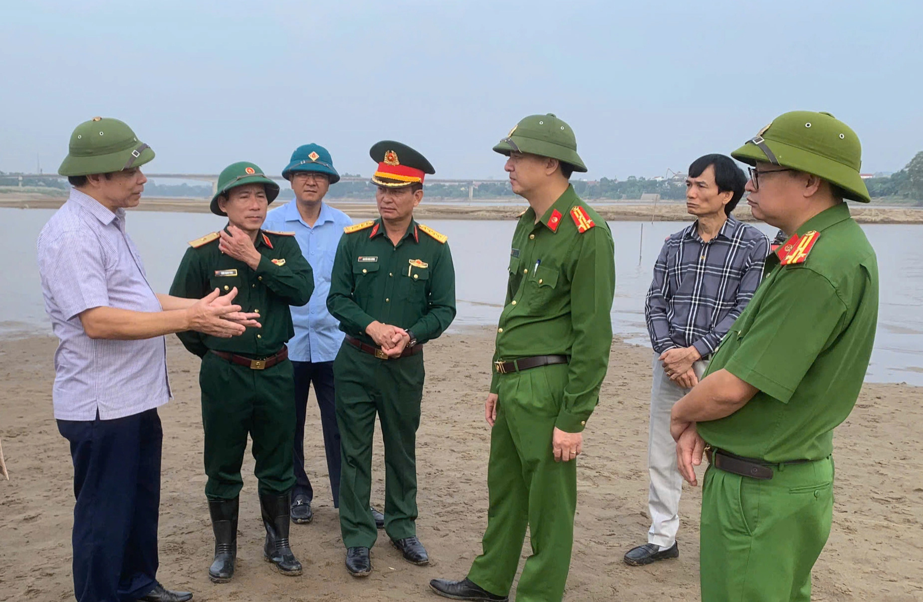 Vụ 5 học sinh mất tích khi tắm sông: Đã tìm thấy nạn nhân thứ 2 cách 15km- Ảnh 1.