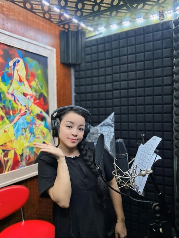 Nữ NSƯT nổi tiếng với dòng nhạc đỏ: Làm mẹ đơn thân, có cuộc sống bình dị- Ảnh 3. Nữ NSƯT nổi tiếng với dòng nhạc đỏ: Làm mẹ đơn thân, có cuộc sống bình dị- Ảnh 3.