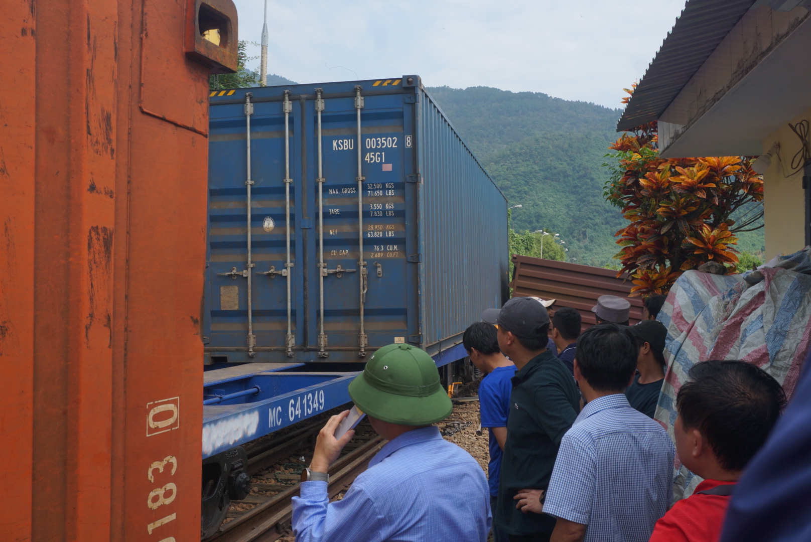 Để đảm bảo việc di chuyển của hành khách trong thời gian khắc phục sự cố, ngành đường sắt đã tổ chức chuyển tải hành khách đi tàu SE7/SE8 và SE5/SE6 bằng ô tô từ ga Lăng Cô đến ga Đà Nẵng.