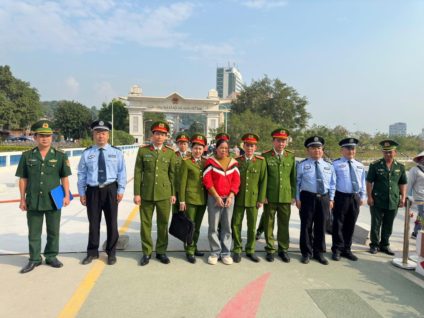 Phạm tội buôn bán người rồi lẩn trốn suốt 15 năm ở Trung Quốc
- Ảnh 1.