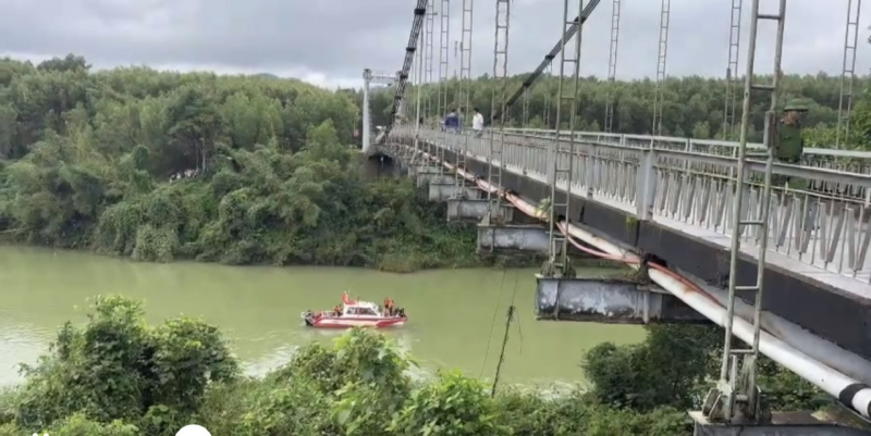 Clip: Khoảnh khắc xe chở rác lao xuống sông khiến 2 người mất tích- Ảnh 2. Clip: Khoảnh khắc xe chở rác lao xuống sông khiến 2 người mất tích- Ảnh 2.