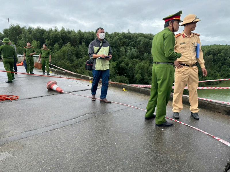 Clip: Khoảnh khắc xe chở rác lao xuống sông khiến 2 người mất tích- Ảnh 1. Clip: Khoảnh khắc xe chở rác lao xuống sông khiến 2 người mất tích- Ảnh 1.