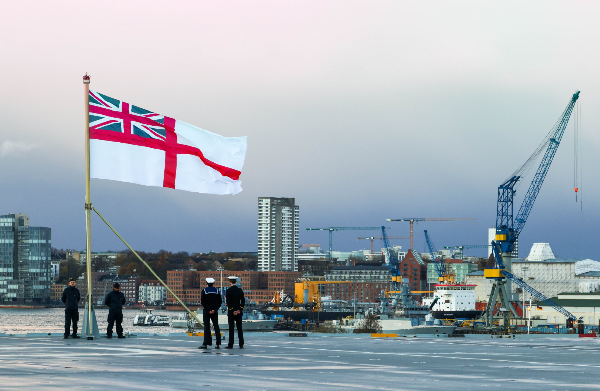 Siêu chiến hạm HMS Queen Elizabeth ghé cảng Hamburg- Ảnh 1.