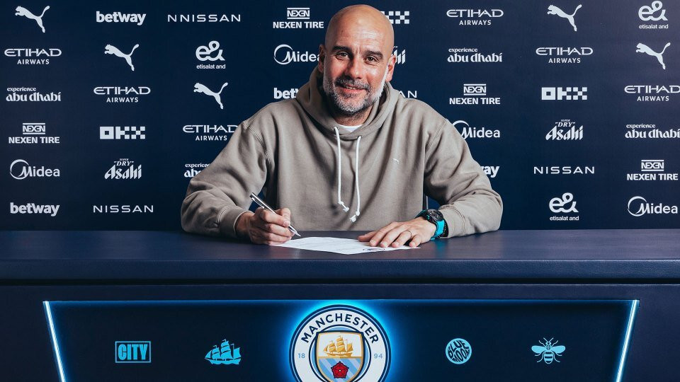 HLV Pep Guardiola ký gia hạn Man City. (Ảnh: MCFC)