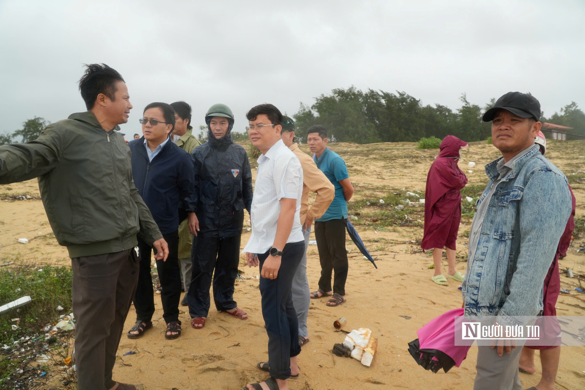 Chính quyền địa phương và lực lượng chức năng tại hiện trường khu vực tàu cá bị chìm.