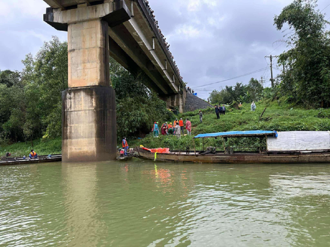 Vụ xe chở rác lao xuống sông: Đã tìm thấy thi thể 1 nạn nhân cách hiện trường 6km- Ảnh 1. Vụ xe chở rác lao xuống sông: Đã tìm thấy thi thể 1 nạn nhân cách hiện trường 6km- Ảnh 1.