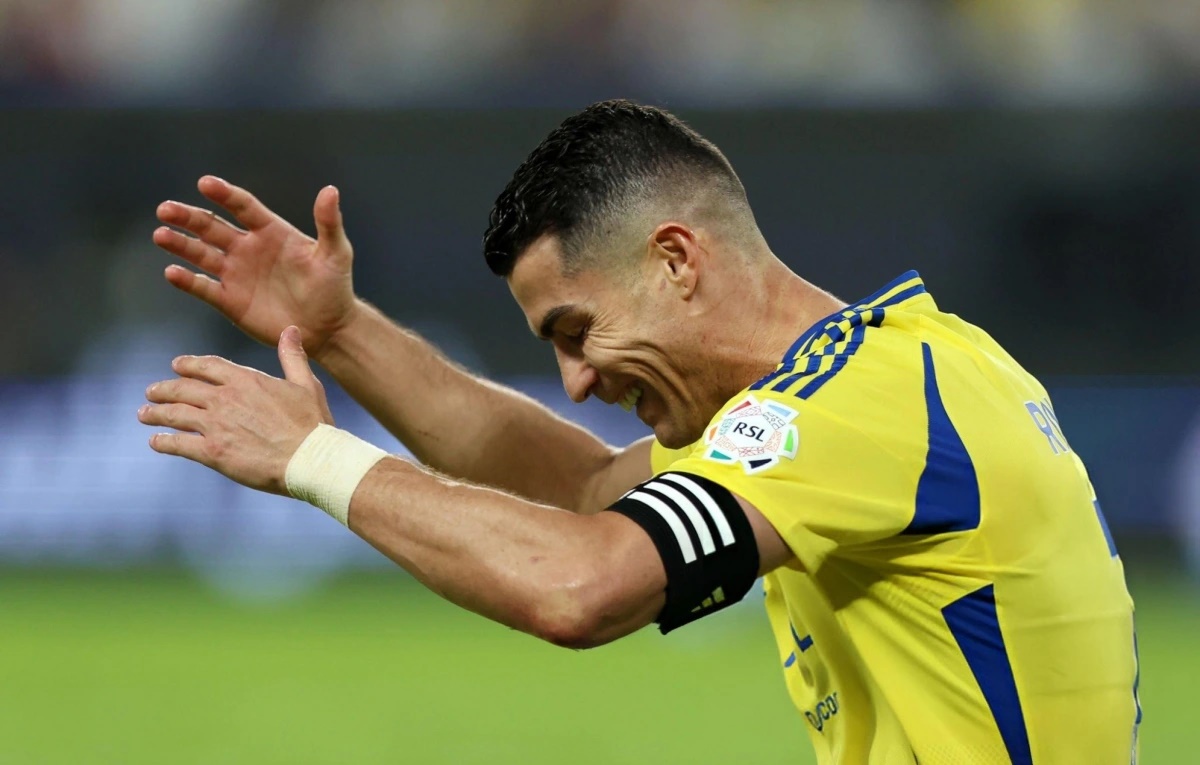 Ronaldo lưỡng lự trước đề nghị gia hạn từ Al Nassr, khả năng rời đội bóng đang hiện hữu. (Ảnh: Getty).