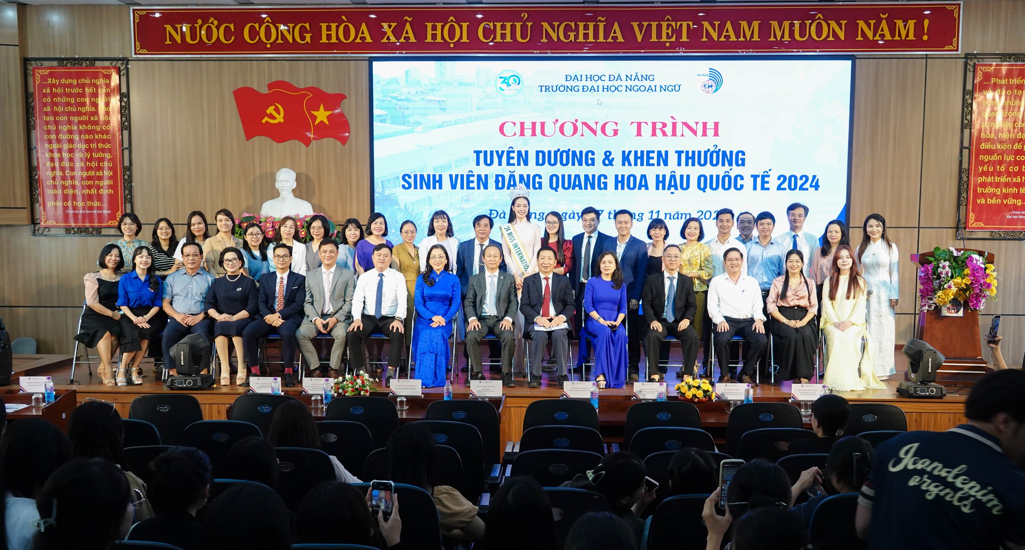 Hoa hậu Thu Thủy được nhà trường tuyên dương, khen thưởng.