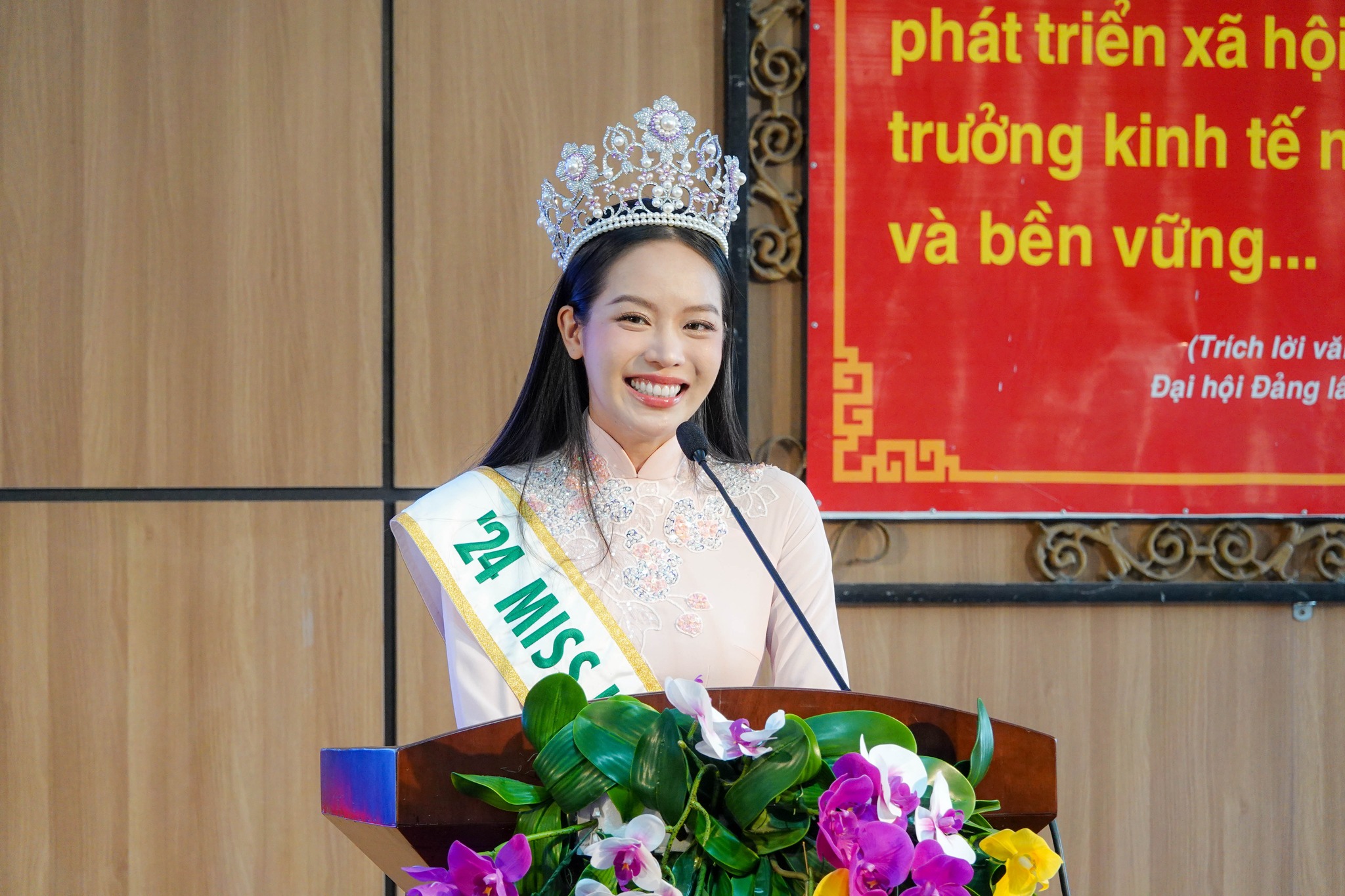 Trong buổi gặp mặt với Chủ tịch UBND thành phố Lê Trung Chinh, Hoa hậu Thanh Thủy không chỉ nhận được những lời chúc mừng từ lãnh đạo thành phố mà còn được chính thức mời làm đại sứ du lịch Đà Nẵng.