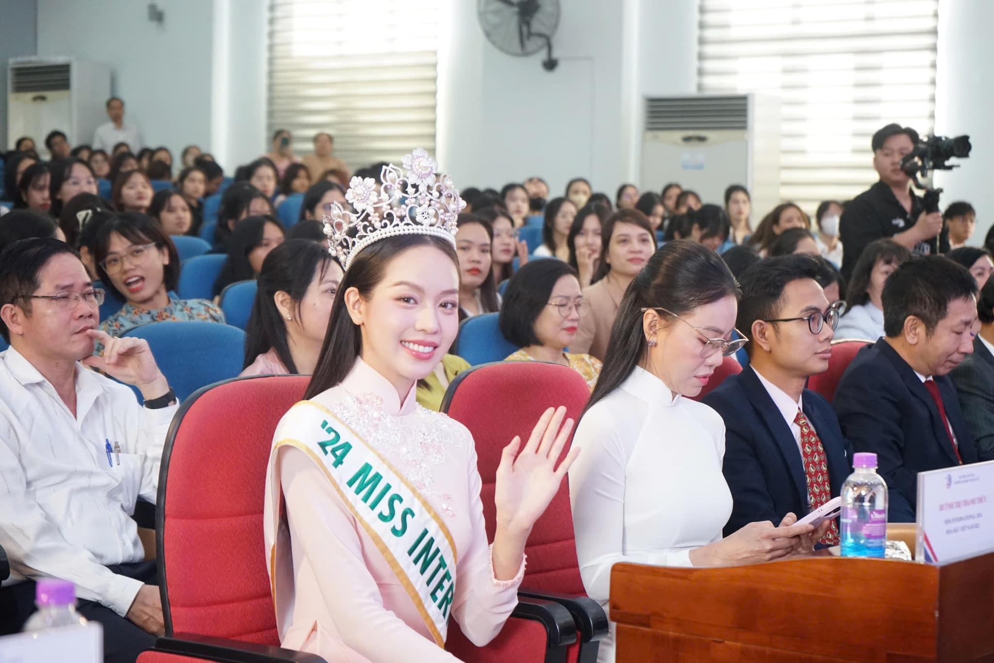 Hoa hậu Thanh Thủy rạng rõ trong ngày trở về quê nhà.