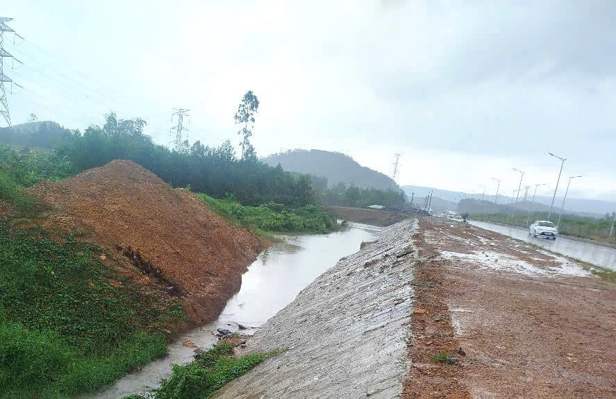 Đà Nẵng: Khẩn trương rà soát, xử lý tình trạng khu dân cư ngập lụt gần 1 tháng- Ảnh 1.