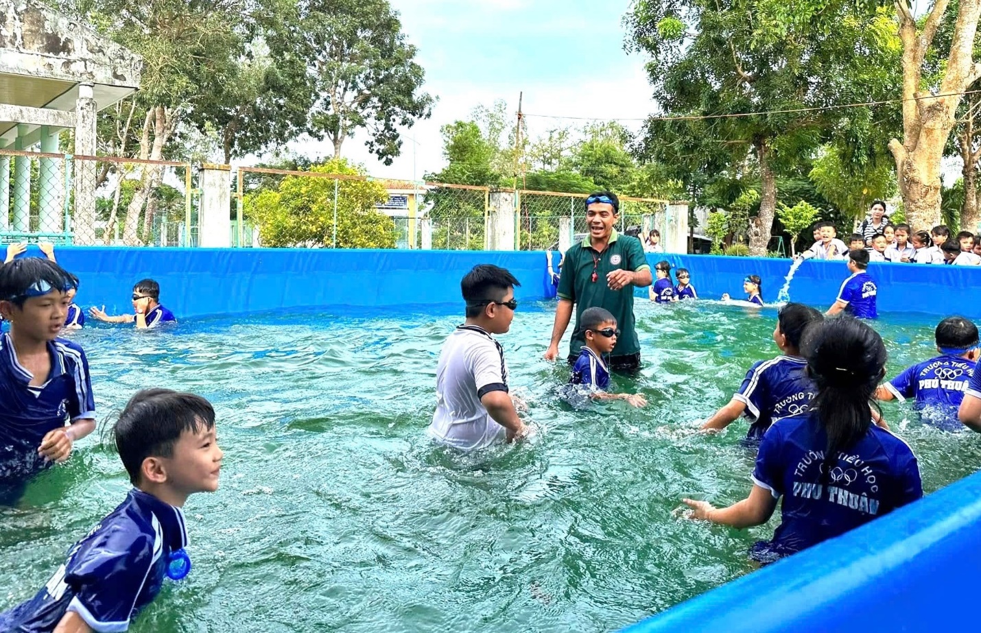 Quỹ phát triển tài năng Việt trao tặng hồ bơi thứ hai cho trẻ em nghèo- Ảnh 3.