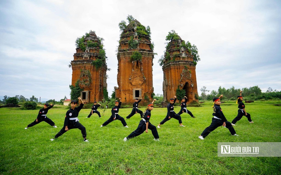 Cụm Tháp Dương Long (huyện Tây Sơn, tỉnh Bình Định), cụm tháp Chăm chịu ảnh hưởng kiến trúc Khơme, nơi phát hiện nhiều hiện vật rắn Naga. Ảnh: Dũng Nhân