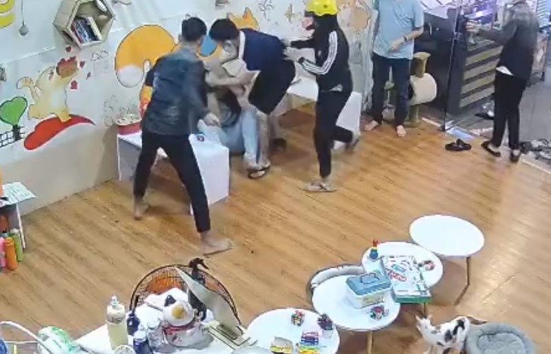 Nhắn tin chúc mừng sinh nhật bạn gái cùng lớp, nam sinh bị đánh hội đồng

- Ảnh 1.