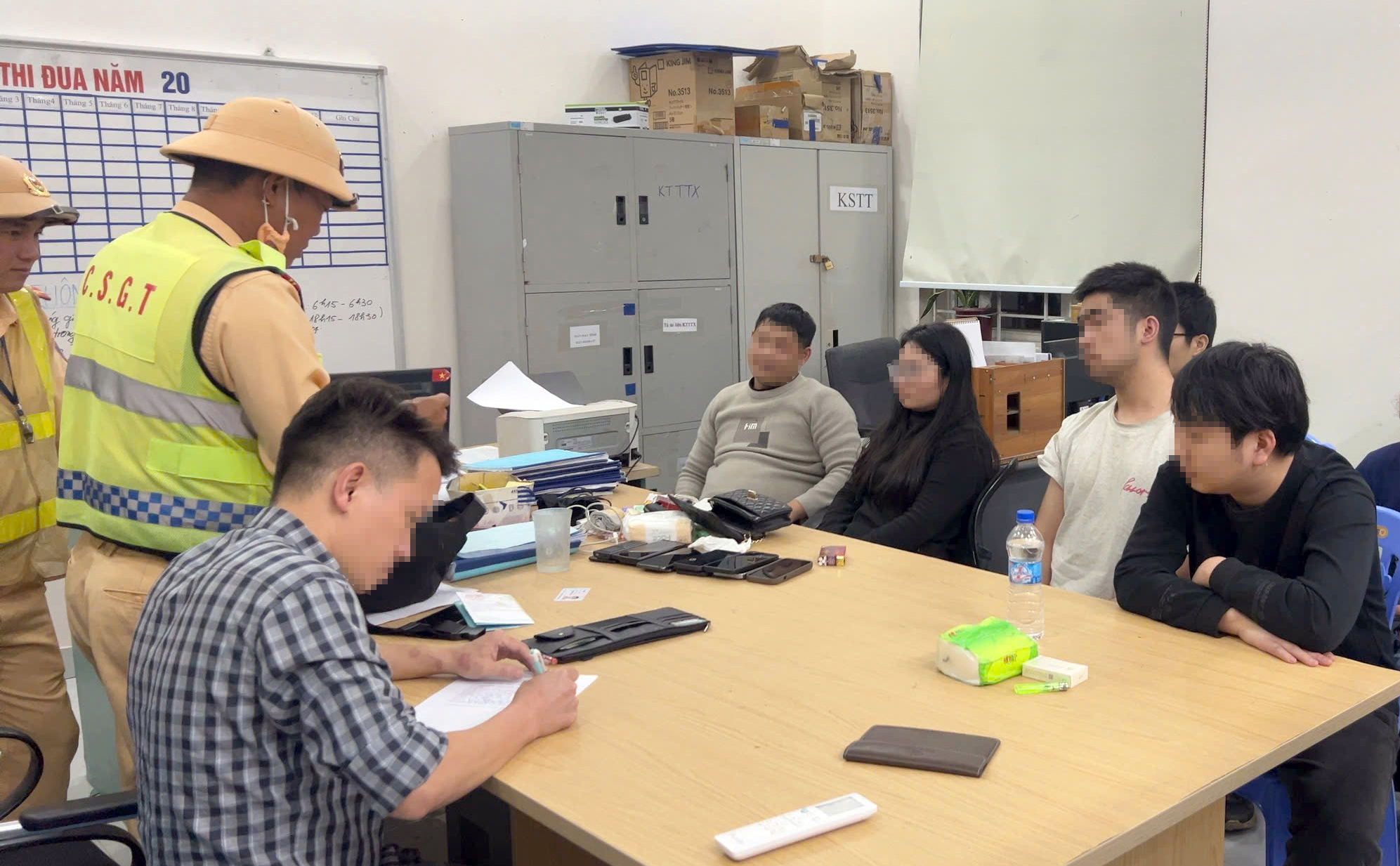 CSGT làm việc với tài xế và nhóm người nước ngoài liên quan vụ việc.