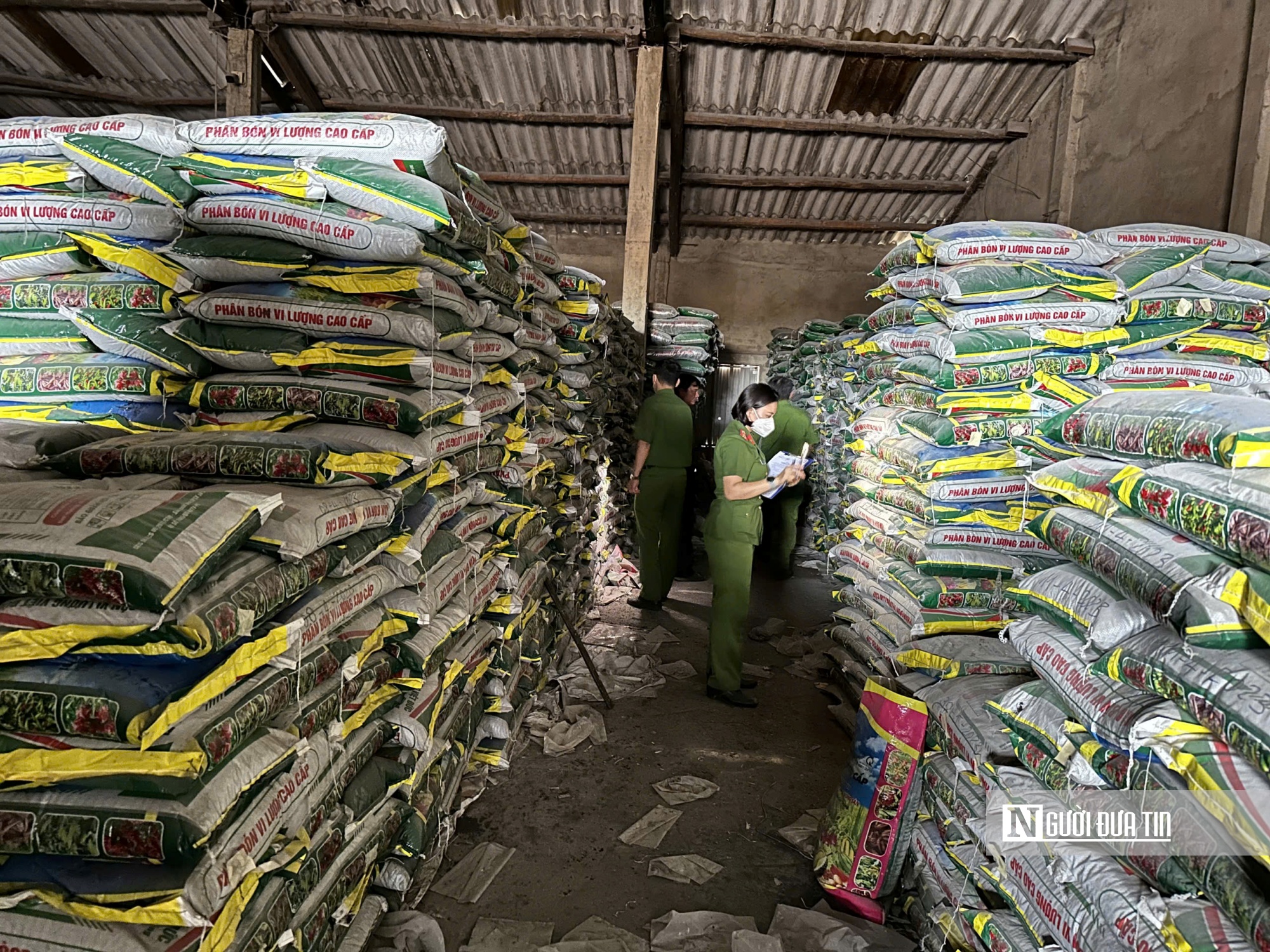 Số phân bón giả tại khu chứa hàng của Công ty TNHH MTV Việt Đức. Số phân bón giả tại khu chứa hàng của Công ty TNHH MTV Việt Đức.