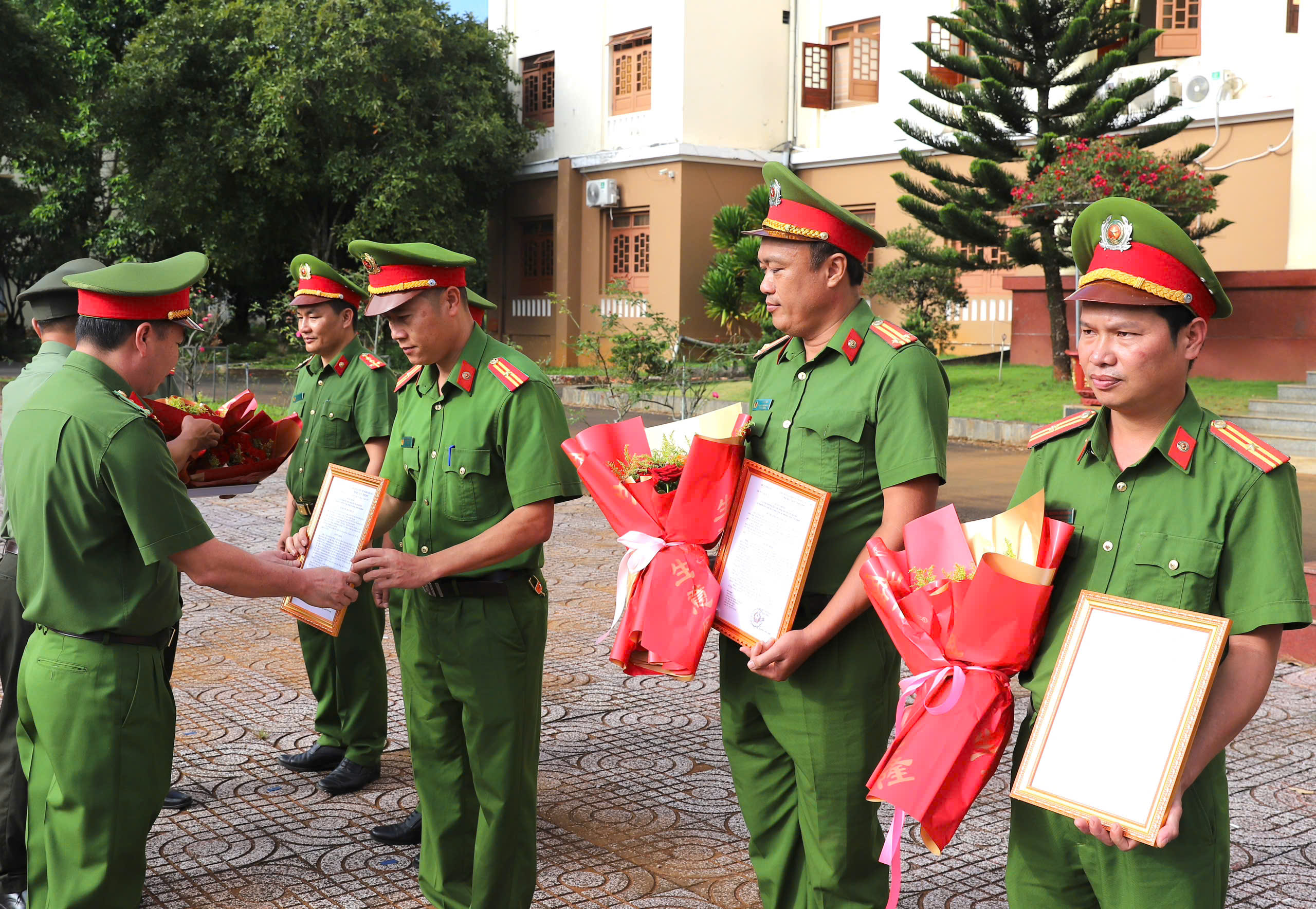 Đắk Nông triệt phá đường dây làm giả tài liệu, con dấu và lừa đảo chiếm đoạt hơn 10 tỷ đồng- Ảnh 2.