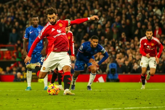 Bruno Fernandes đưa Man Utd vượt lên từ chấm phạt đền ở phút 70.