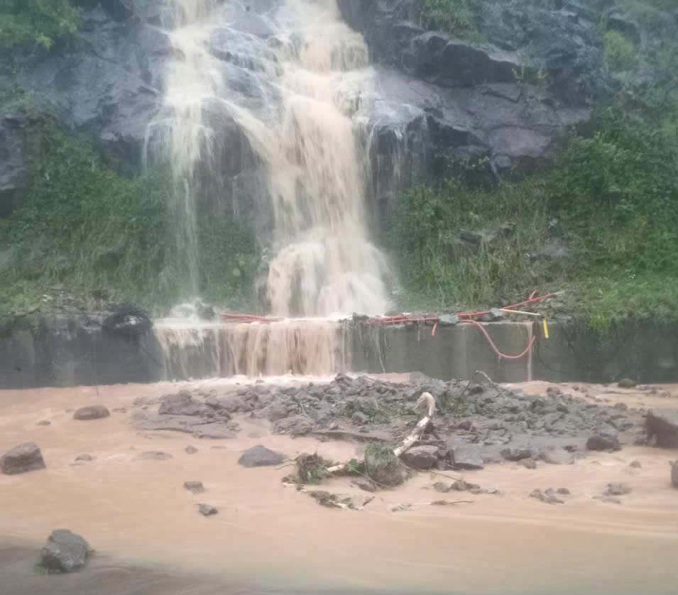 UBND quận Sơn Trà (thành phố Đà Nẵng) đã thông báo cấm các phương tiện và người lưu thông lên núi (trừ lực lượng chức năng), bởi nguy cơ sạt lở đất trên bán đảo Sơn Trà đang hiện hữu do mưa lớn.