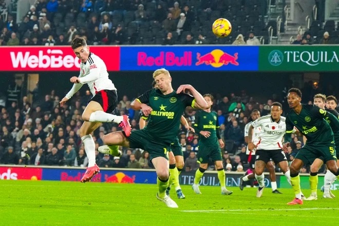 Fulham (áo trắng) ngược dòng không tưởng hạ Brentford 2-1.