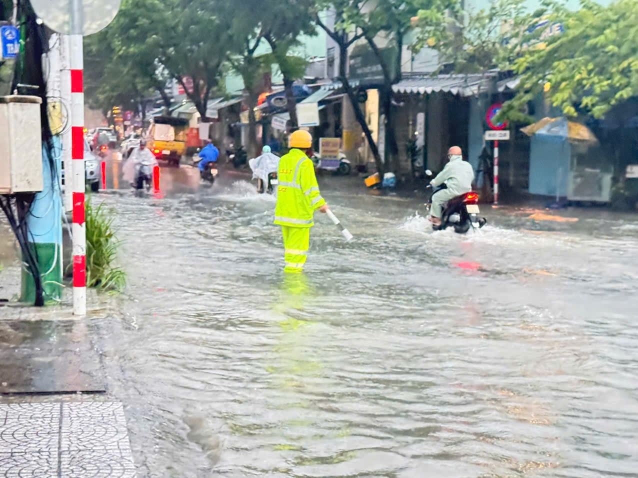 Cảnh sát giao thông điều tiết giao thông tại nơi ngập lụt cục bộ.