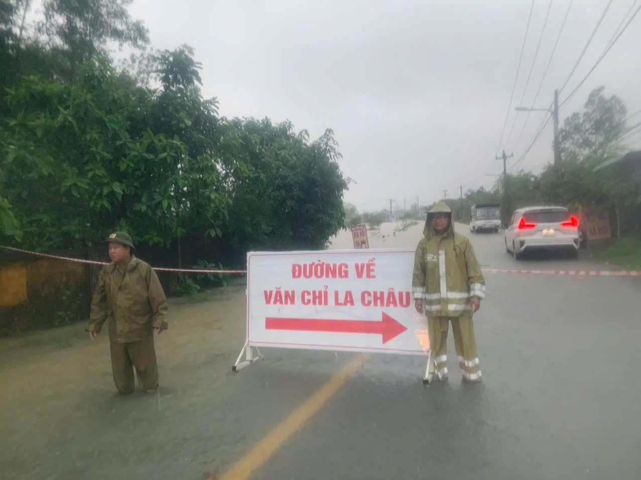 Đường về Văn Chỉ La Châu đã bị ngập, cơ quan chức năng phải hướng dẫn cho người dân đi đường khác.