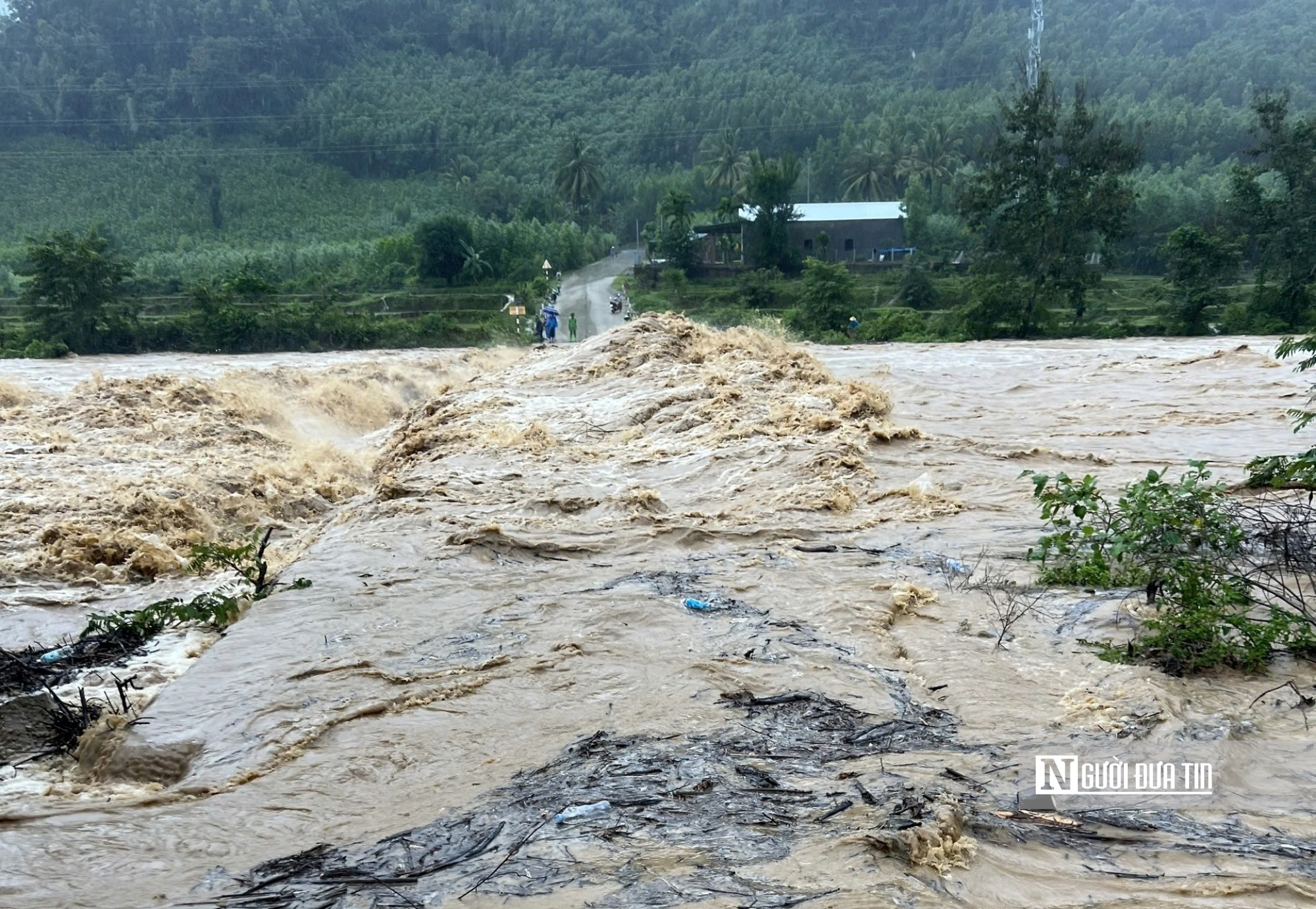 Cầu Nước Lương trên địa bàn xã Đak Mang, huyện Hoài Ân bị chia cắt do nước dâng cao. Ảnh:TT