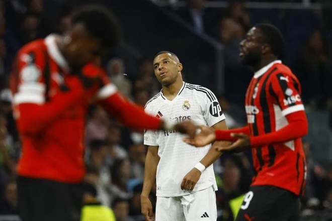 Mbappe (áo trắng) thi đấu mờ nhạt và chưa thể tạo dấu ấn trong màu áo Real Madrid. (Ảnh: Getty Images)