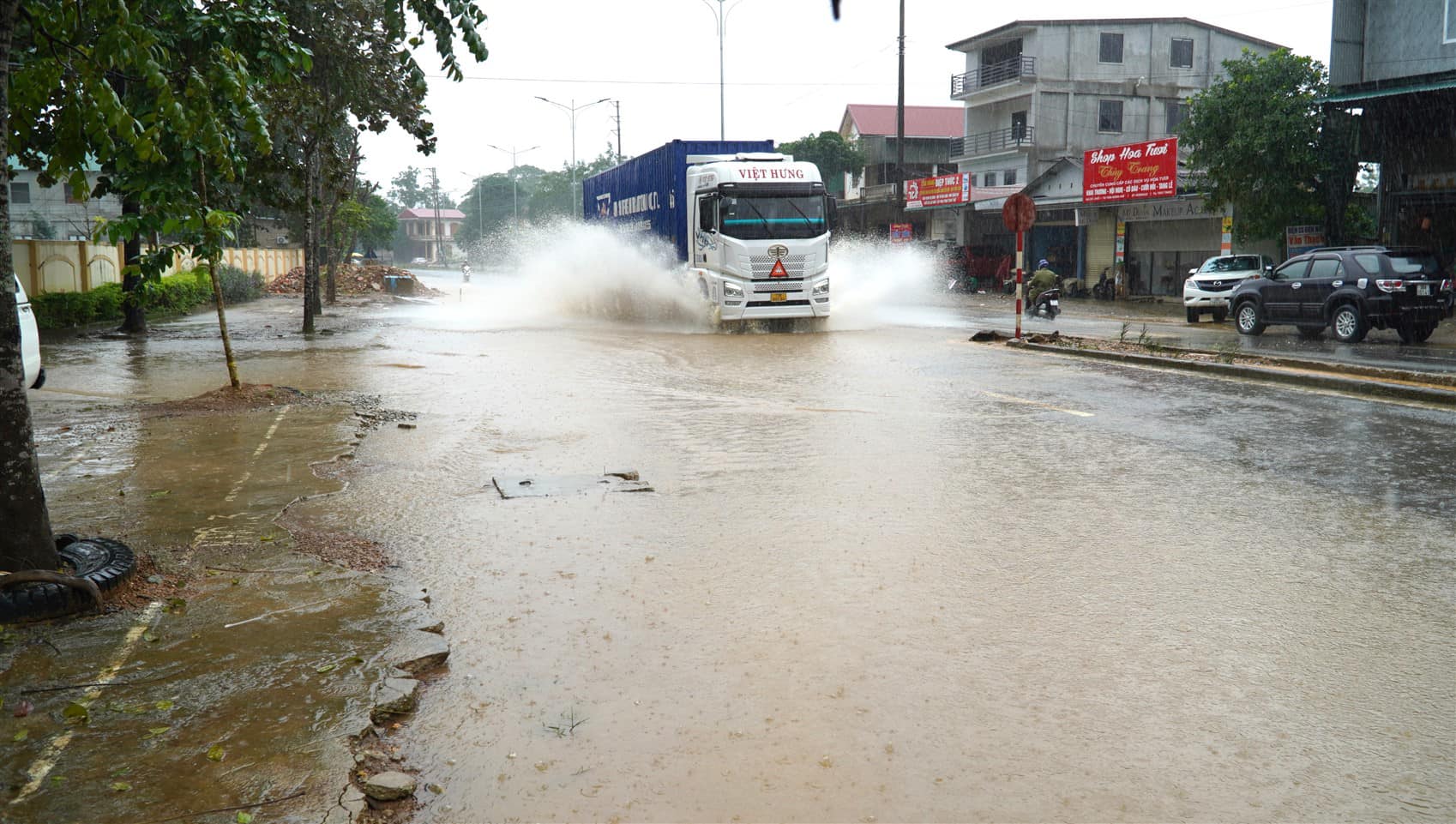 Hà Tĩnh: 5.000 học sinh huyện Hương Khê nghỉ học do mưa lũ- Ảnh 1.