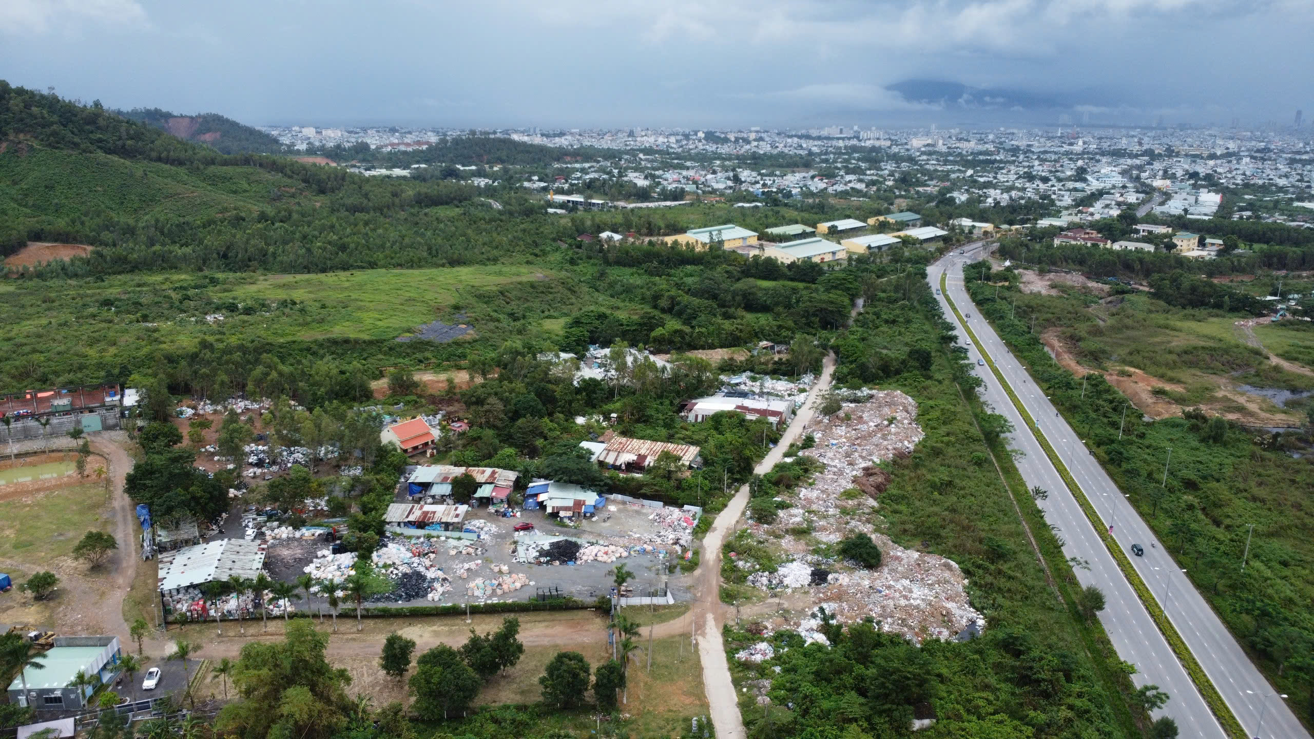 Xung quanh bãi xà bần có nhiều cơ sở phế liệu.