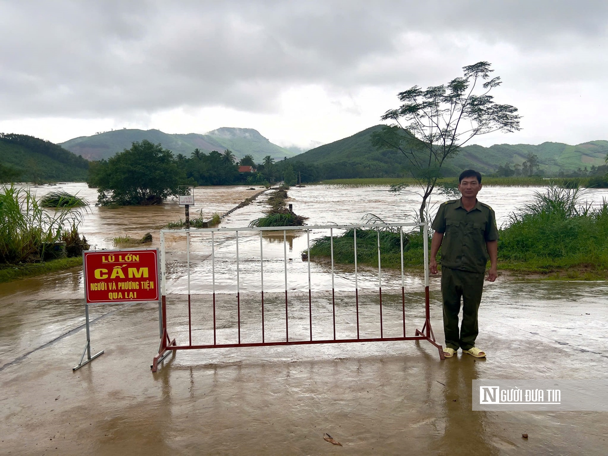 Hoài Ân cử lực lượng chức năng chốt chặn các vị trí ngập lụt. Ảnh:VDT Hoài Ân cử lực lượng chức năng chốt chặn các vị trí ngập lụt. Ảnh:VDT
