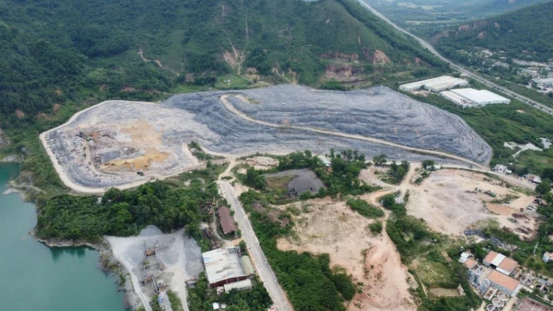 Bãi rác Khánh Sơn là nơi thu gom lớn nhất rác thải của cả thành phố Đà Nẵng.