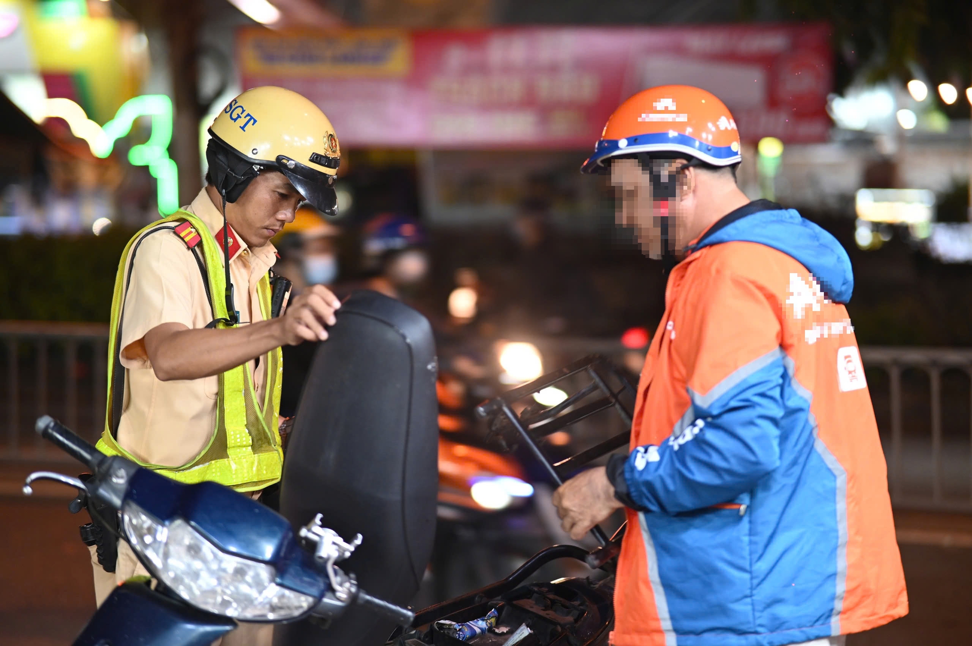 Vi phạm nồng độ cồn kịch khung, tài xế bỏ luôn xe máy
- Ảnh 1. Vi phạm nồng độ cồn kịch khung, tài xế bỏ luôn xe máy
- Ảnh 1.