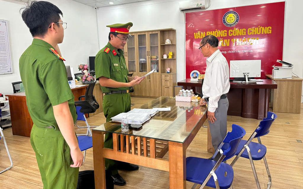 Khởi tố Trưởng văn phòng công chứng và đồng phạm trong vụ lừa đảo chiếm đoạt 16 tỷ- Ảnh 3.