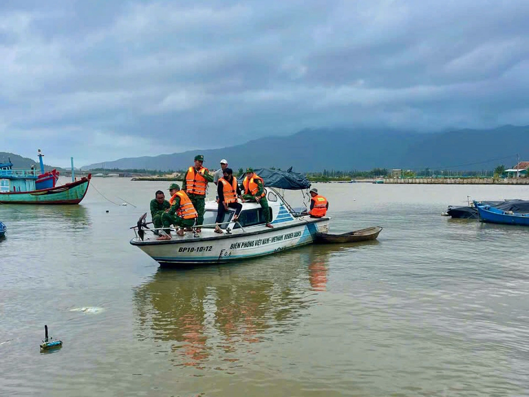 Thương tâm hai vợ chồng tử vong khi đi đánh cá, 4 con thơ ngơ ngác ngóng tin ba mẹ- Ảnh 1. Thương tâm hai vợ chồng tử vong khi đi đánh cá, 4 con thơ ngơ ngác ngóng tin ba mẹ- Ảnh 1.