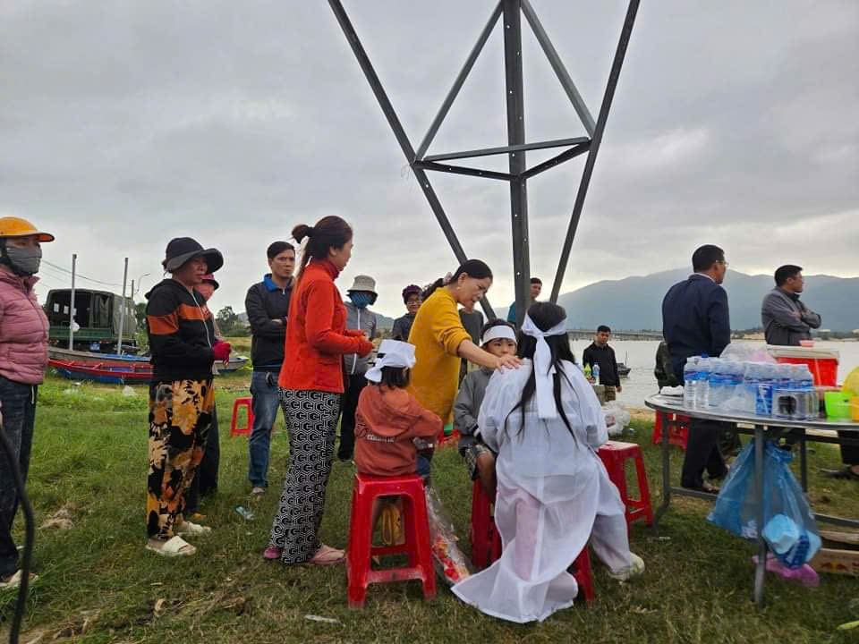 Thương tâm hai vợ chồng tử vong khi đi đánh cá, 4 con thơ ngơ ngác ngóng tin ba mẹ- Ảnh 2. Thương tâm hai vợ chồng tử vong khi đi đánh cá, 4 con thơ ngơ ngác ngóng tin ba mẹ- Ảnh 2.