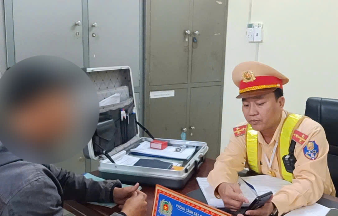 Đắk Nông: Phát hiện, xử lý nhiều tài xế dùng điện thoại khi lái xe ô tô khách- Ảnh 4. Đắk Nông: Phát hiện, xử lý nhiều tài xế dùng điện thoại khi lái xe ô tô khách- Ảnh 4.