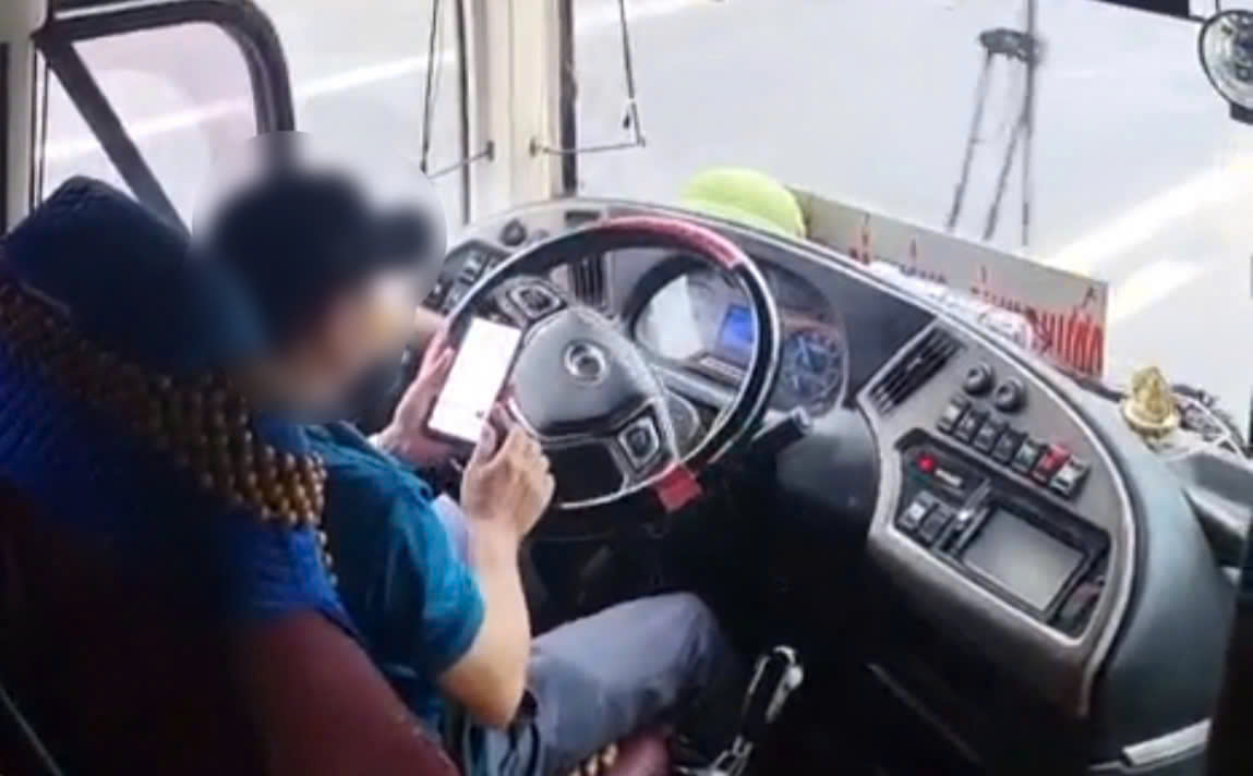 Đắk Nông: Phát hiện, xử lý nhiều tài xế dùng điện thoại khi lái xe ô tô khách- Ảnh 1. Đắk Nông: Phát hiện, xử lý nhiều tài xế dùng điện thoại khi lái xe ô tô khách- Ảnh 1.