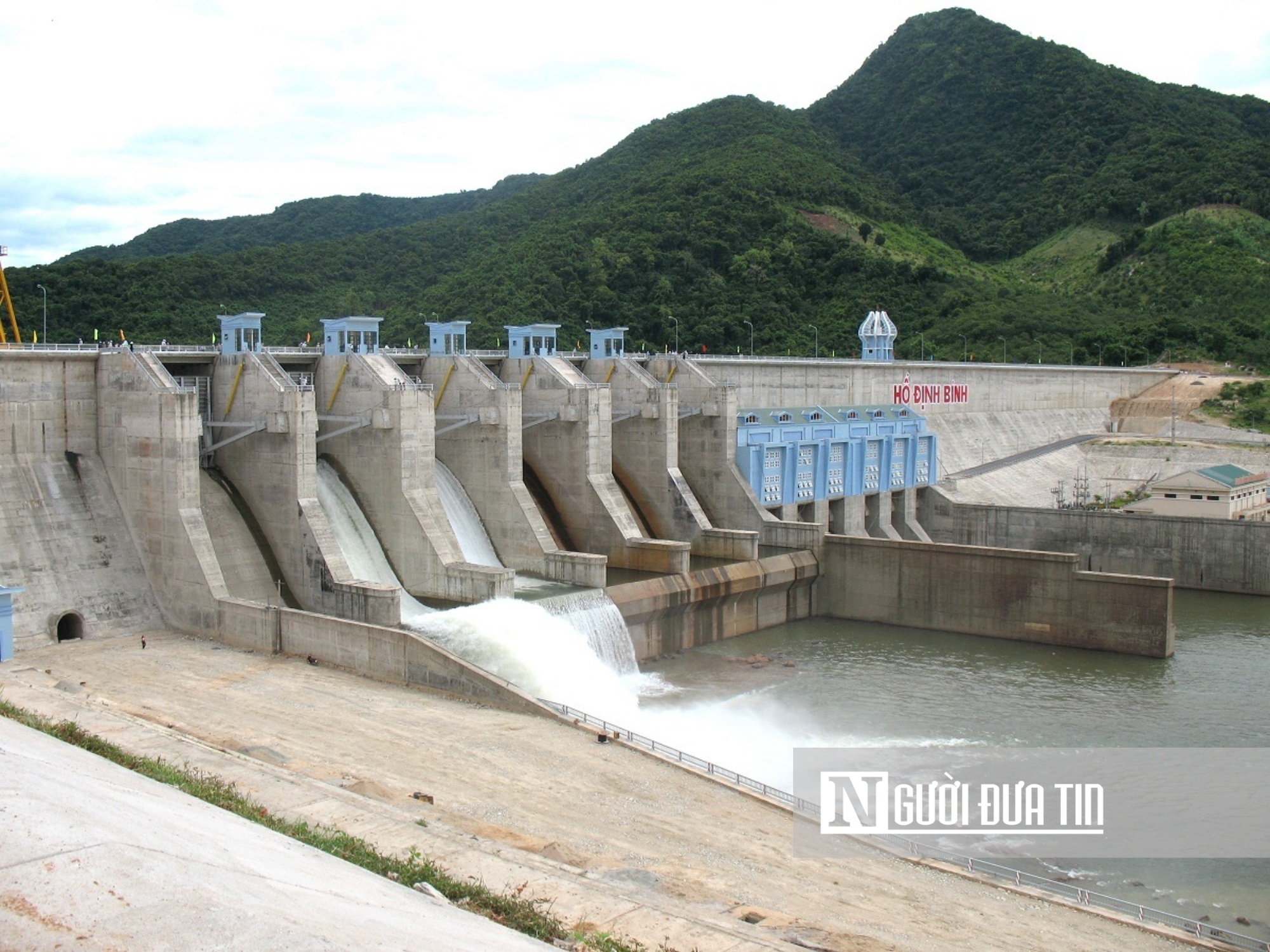 Hồ chứa nước Định Bình (Vĩnh Thạnh), hồ chứa nước lớn nhất tỉnh Bình Định điều tiết nước để đón ứng phó với đợt mưa lớn. Ảnh: XD