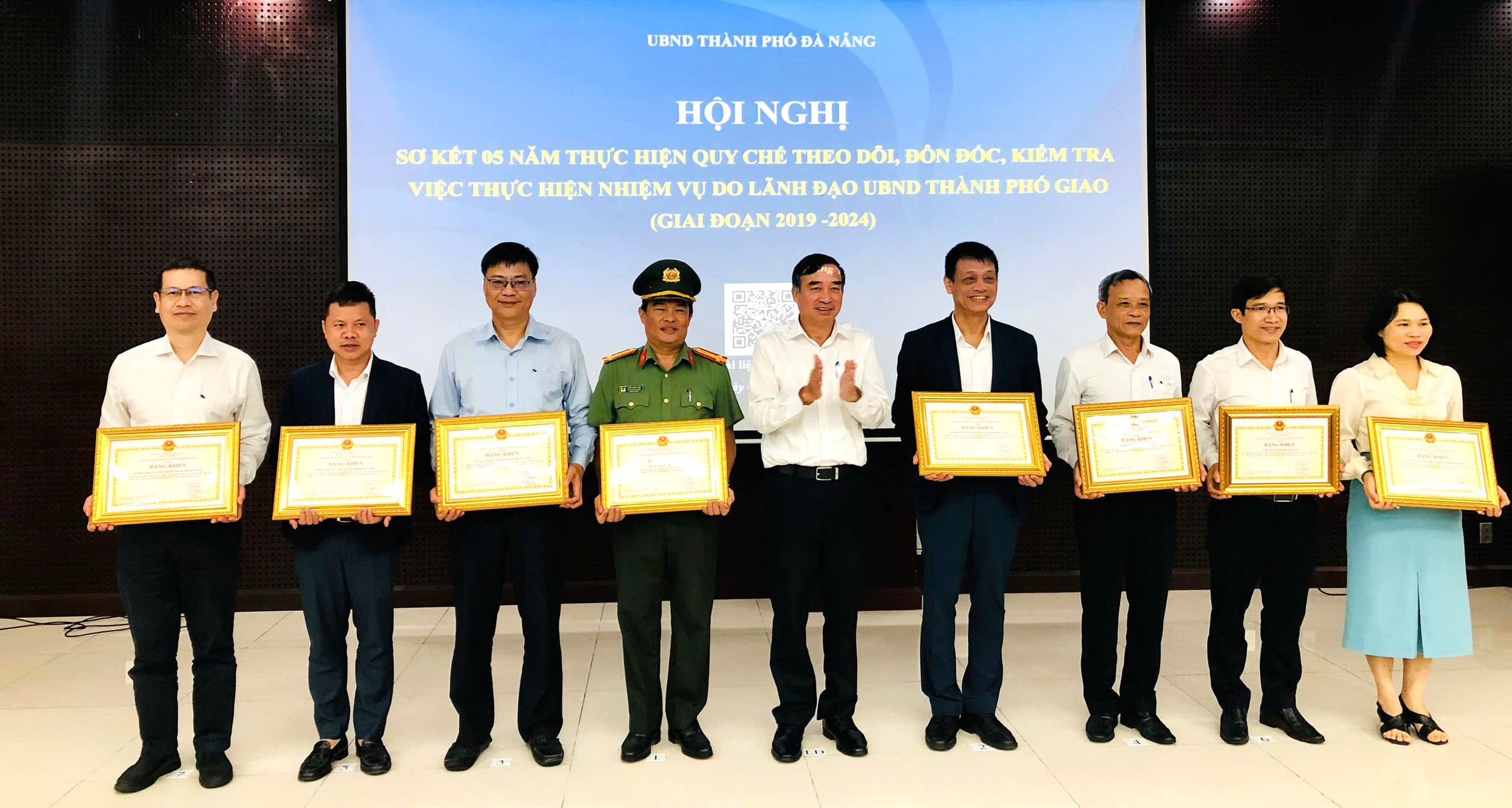 Chủ tịch UBND Đà Nẵng tặng bằng khen cho nhiều tập thể, cá nhân- Ảnh 1. Chủ tịch UBND Đà Nẵng tặng bằng khen cho nhiều tập thể, cá nhân- Ảnh 1.