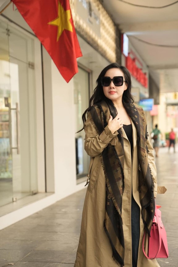 BTV Hoài Anh "khoe" diện mạo mới với cả cây đồ hiệu- Ảnh 5.