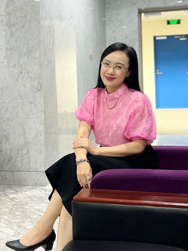 BTV Hoài Anh "khoe" diện mạo mới với cả cây đồ hiệu- Ảnh 7.