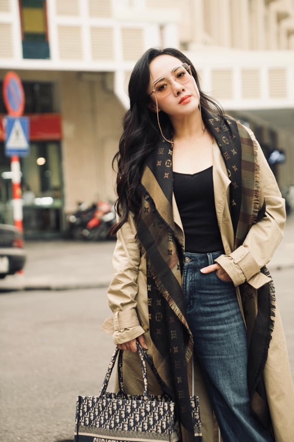 BTV Hoài Anh "khoe" diện mạo mới với cả cây đồ hiệu- Ảnh 1.