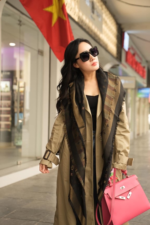 BTV Hoài Anh "khoe" diện mạo mới với cả cây đồ hiệu- Ảnh 6.
