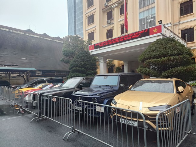 Cận cảnh dàn siêu xe Rolls-Royce, Lamborghini, Mercedes AMG G63 của Mr Pips bị công an thu giữ- Ảnh 4. Cận cảnh dàn siêu xe Rolls-Royce, Lamborghini, Mercedes AMG G63 của Mr Pips bị công an thu giữ- Ảnh 4.