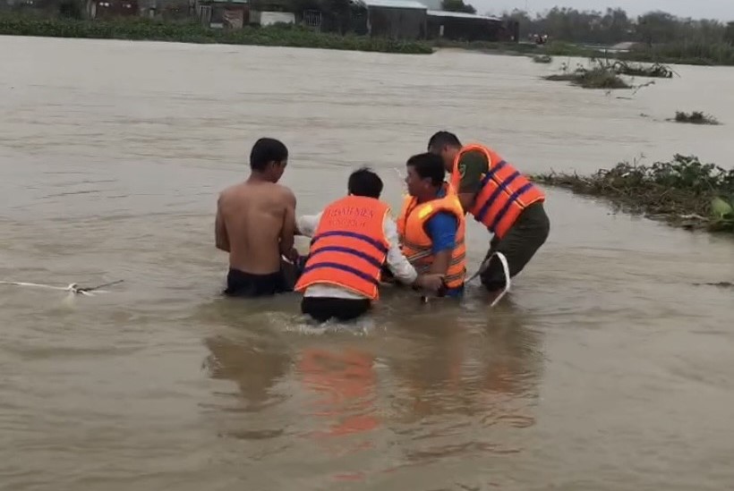 Công an xã Phước Hòa, huyện Tuy Phước, tỉnh Bình Định kịp thời cứu 2 người bị lũ cuốn. Ảnh: Ngọc Trung