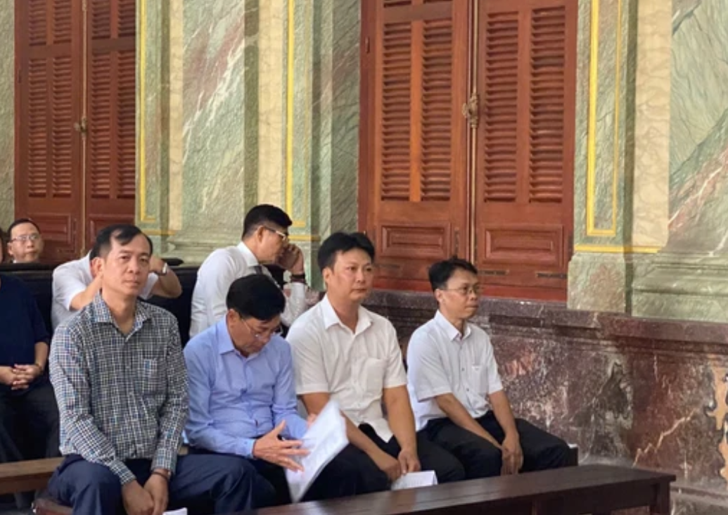 Đề nghị mức án với các cựu cán bộ trong vụ biến đất công thành đất tư- Ảnh 1. Đề nghị mức án với các cựu cán bộ trong vụ biến đất công thành đất tư- Ảnh 1.