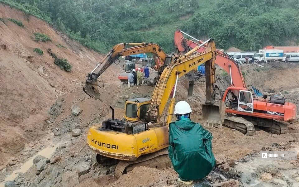 Thông tuyến đèo An Khê sau nhiều giờ ách tắc do sạt lở