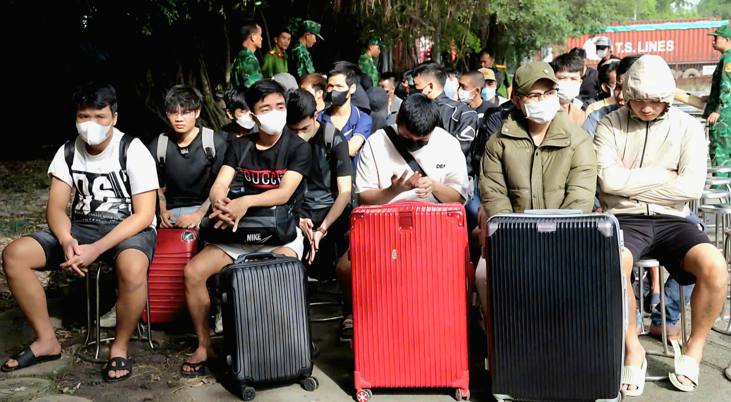Campuchia trao trả 410 công dân vượt biên, bị mua bán cho Việt Nam- Ảnh 2. Campuchia trao trả 410 công dân vượt biên, bị mua bán cho Việt Nam- Ảnh 2.