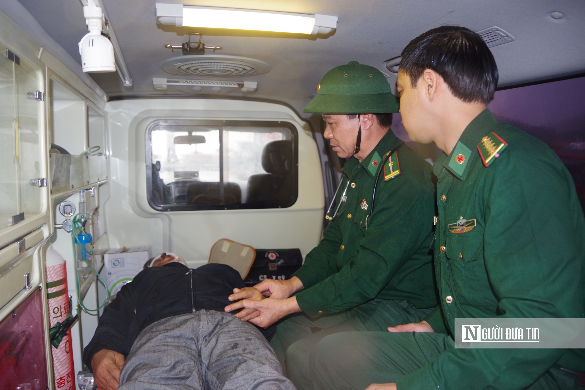 Thuyền viên người nước ngoài được cứu và đưa vào bờ an toàn. Ảnh: Công Cường Thuyền viên người nước ngoài được cứu và đưa vào bờ an toàn. Ảnh: Công Cường